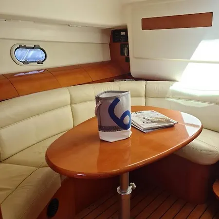 Carnon Nuit Insolite Bateau 船屋 *