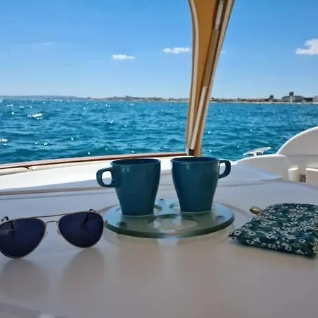 船屋 Carnon Nuit Insolite Bateau *